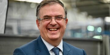 Nobel avala plan económico de Ebrard
