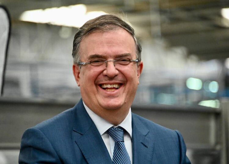 Nobel avala plan económico de Ebrard