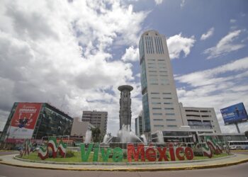 Ayuntamiento inicia colocación de adornos patrios