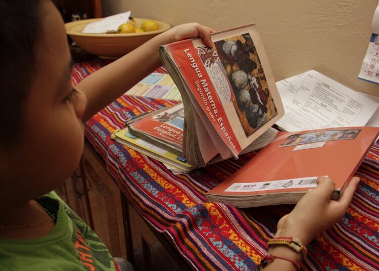 Céspedes se suma a defensa de los libros de texto gratuitos