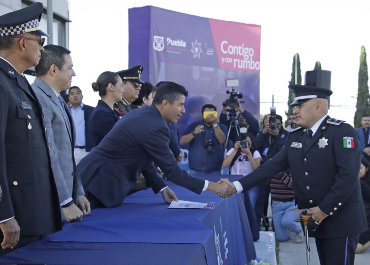 Ayuntamiento de Puebla condecora a 9 policías
