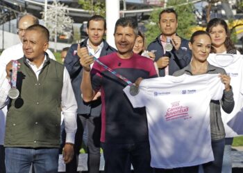 Presentan medalla y playera de Carrera de la Juventud 2023