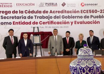 Céspedes devela Cédula de Acreditación ECE560-23