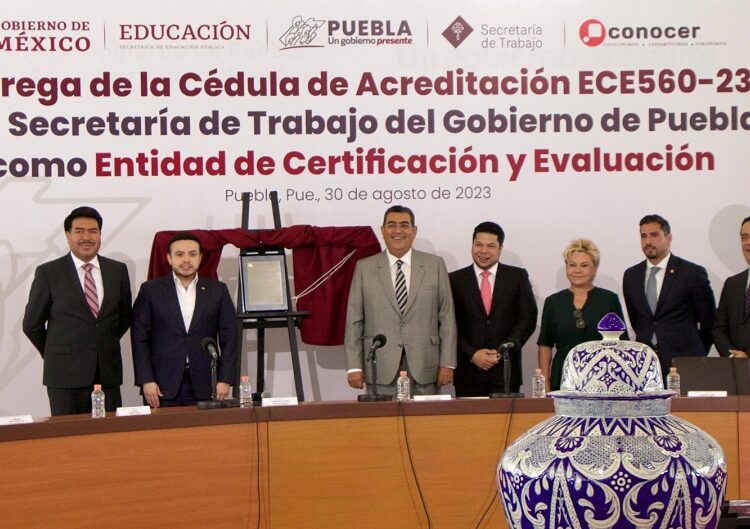 Céspedes devela Cédula de Acreditación ECE560-23