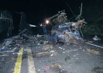 Mueren 15 migrantes en choque entre tráiler y autobús