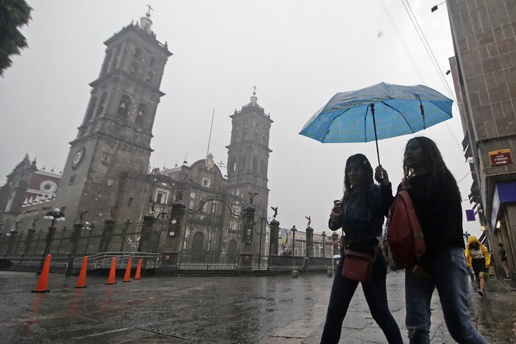 Se inundan mercados La Acocota y Morelos y vialidades de Puebla
