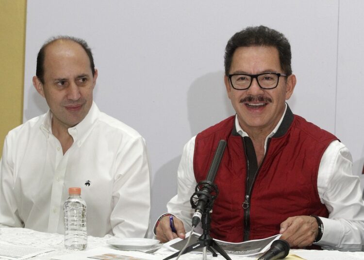 Marko Cortés no tiene calidad moral para criticar libros de texto