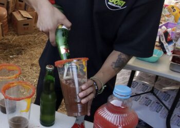 Segom mantiene operativos en tianguis para evitar venta de bebidas alcohólicas