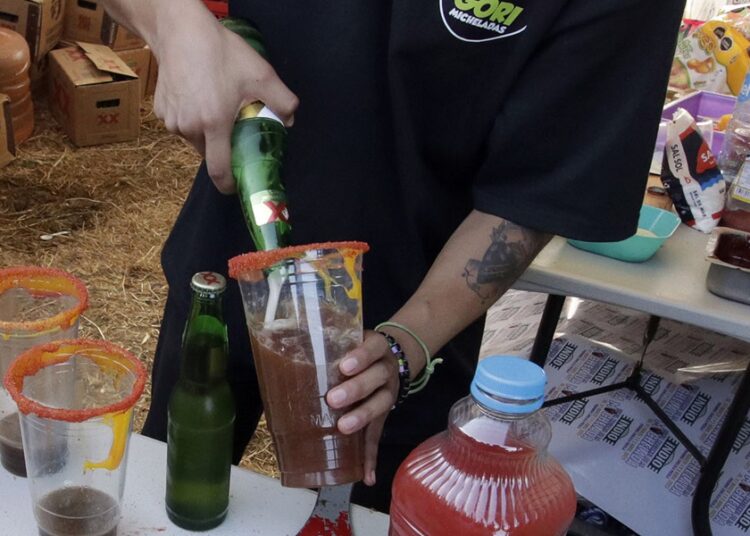 Segom mantiene operativos en tianguis para evitar venta de bebidas alcohólicas