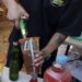 Segom mantiene operativos en tianguis para evitar venta de bebidas alcohólicas
