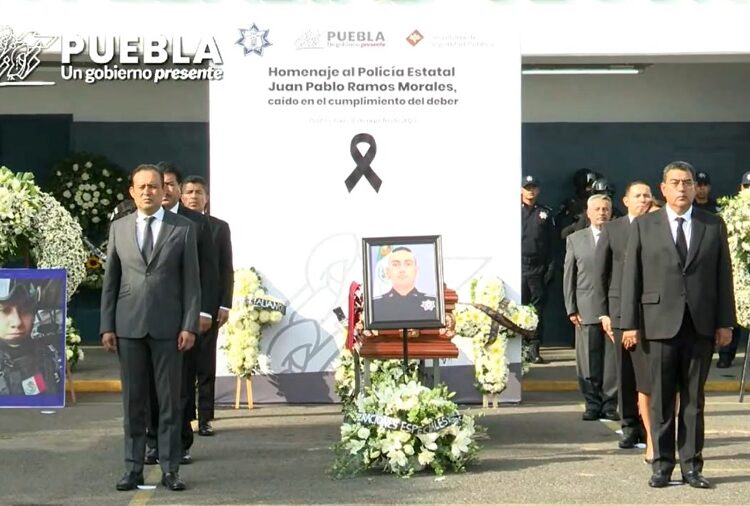 Rinden homenaje luctuoso al policía abatido en Xoxtla