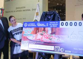 Billete de Lotería Nacional lleva imagen del chile en nogada; gobernador la develó
