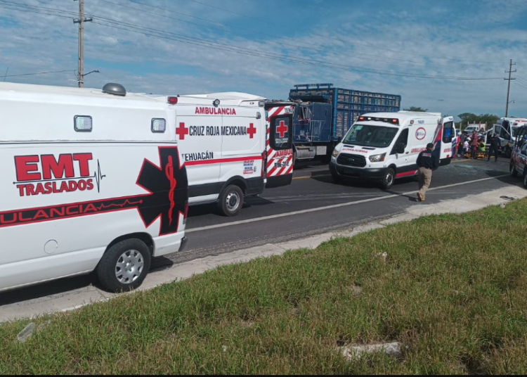 10 heridos en accidente en carretera a Tehuacán están estables