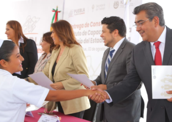 Sergio Salomón entregó certificados de las unidades del ICATEP