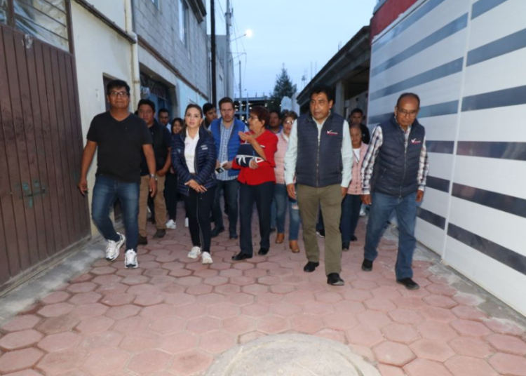 Angon hace equipo con familias cholultecas para mejorar calle en Momoxpan