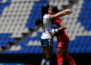 Karla Morales del Puebla se convierte en la primera portera en anotar gol en la Liga Mx