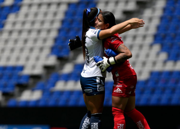Karla Morales del Puebla se convierte en la primera portera en anotar gol en la Liga Mx