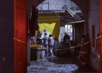 PC rescata a persona al colapsar techo por intensa lluvia en El Alto