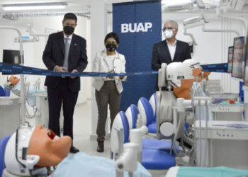 Lilia Cedillo entrega equipamiento a la Facultad de Estomatología