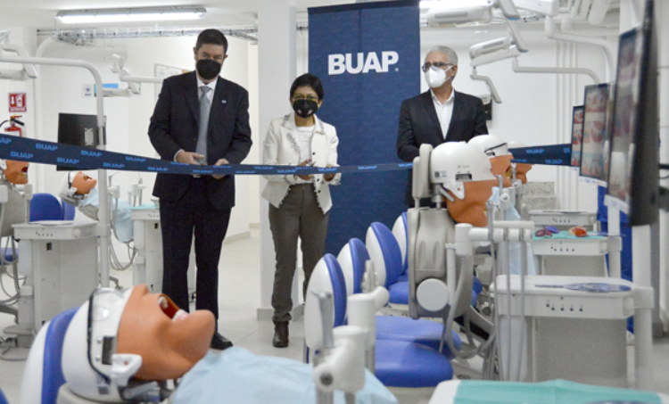 Lilia Cedillo entrega equipamiento a la Facultad de Estomatología