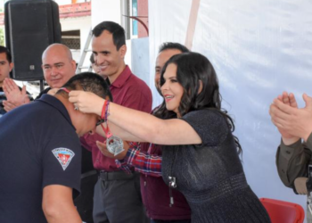 En el Día de Bombero, Layón entrega incentivos económicos y uniformes