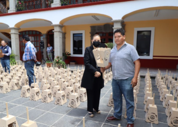 Para la procesión del 31 de agosto, Angon entrega 500 faroles