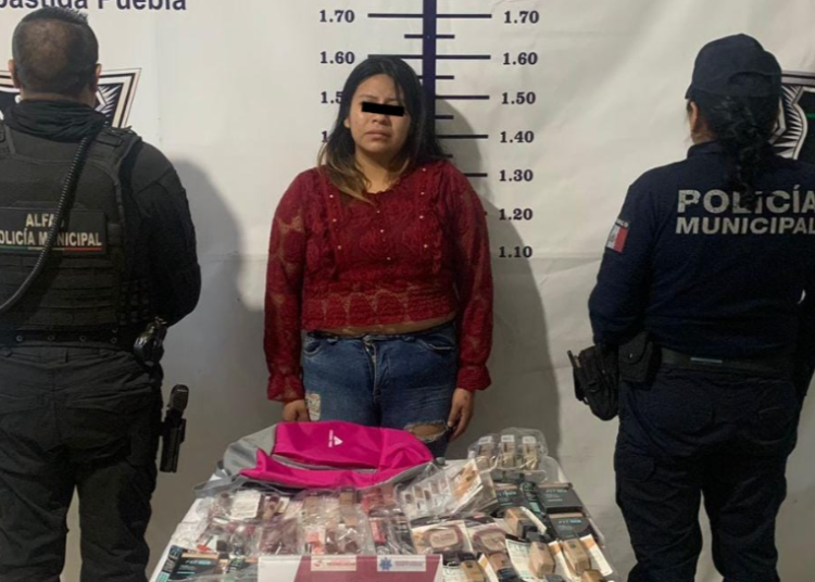 Detienen a mujer por robo de cosméticos en «súper» en Texmelucan
