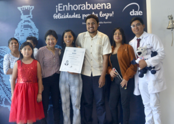 Rectora BUAP entrega título profesional a egresada con discapacidad visual
