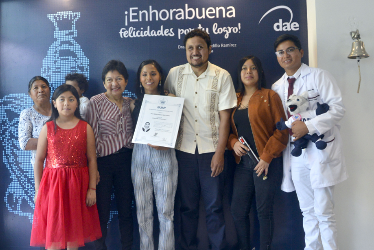 Rectora BUAP entrega título profesional a egresada con discapacidad visual
