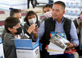 Tlatehui entrega kits escolares en escuelas públicas