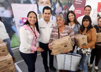 Liz Sánchez y Lorenzo Rivera entregan más de 450 apoyos a familias chignahuapenses