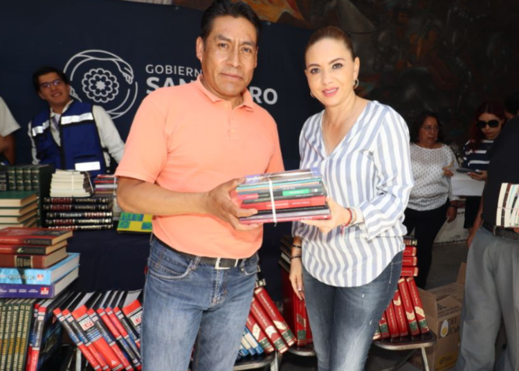 Paola Angon encabeza Martes Ciudadano y dona libros a juntas auxiliares