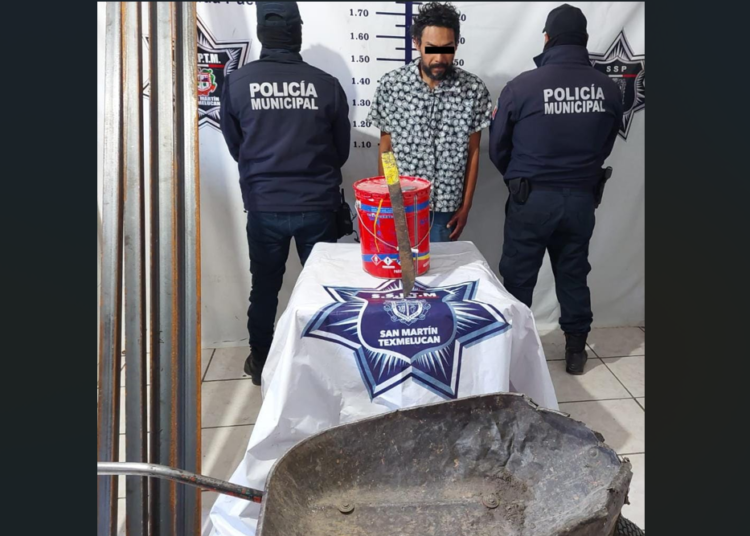 Detienen a sujeto que intentaba robarse una carretilla y pintura en Texmelucan