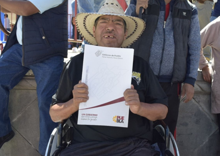 Con entrega de títulos de propiedad en Chalchicomula, Segob da certeza jurídica
