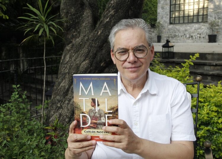 Carlos Pascual presenta novela sobre primera médica en México