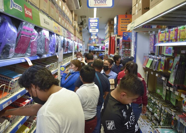 Repunta venta de útiles escolares, uniformes y zapatos