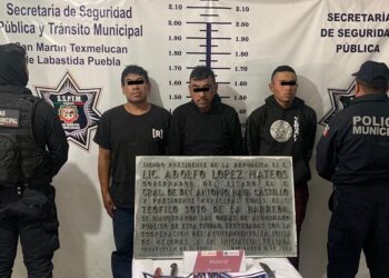 Detienen a 3 hombres por robo de placa histórica en Texmelucan