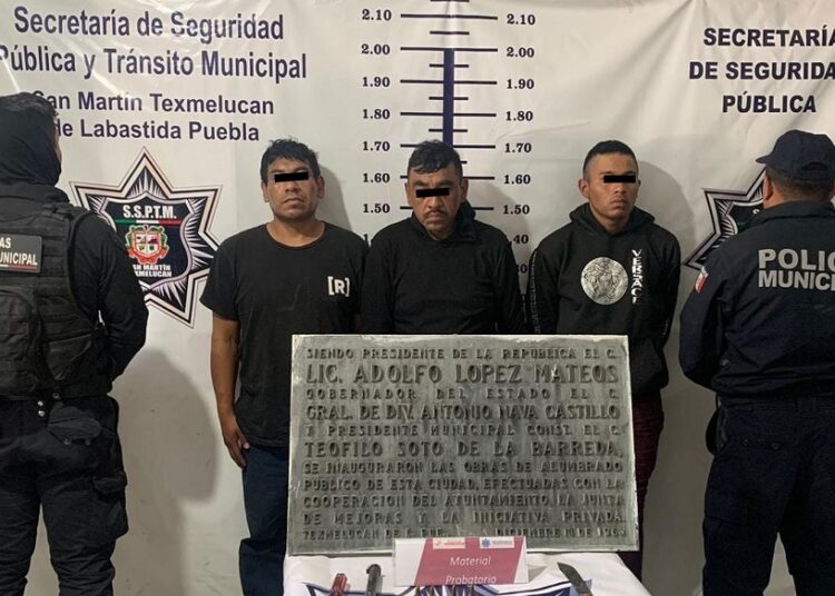 Detienen a 3 hombres por robo de placa histórica en Texmelucan