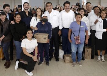 Salomón Céspedes entrega apoyo de producto lácteo en la capital poblana