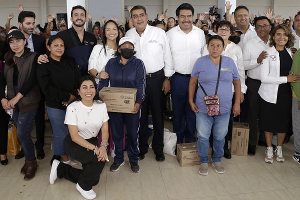 Salomón Céspedes entrega apoyo de producto lácteo en la capital poblana