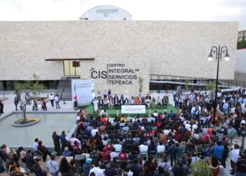 Céspedes inaugura CIS de Tepeaca y toma protesta a Clúster de Mármol y Ónix