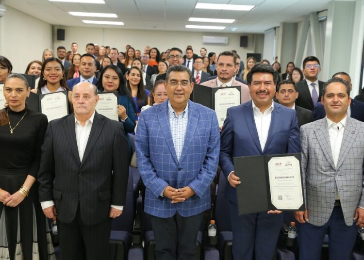 Céspedes entrega reconocimientos a graduados del IAP
