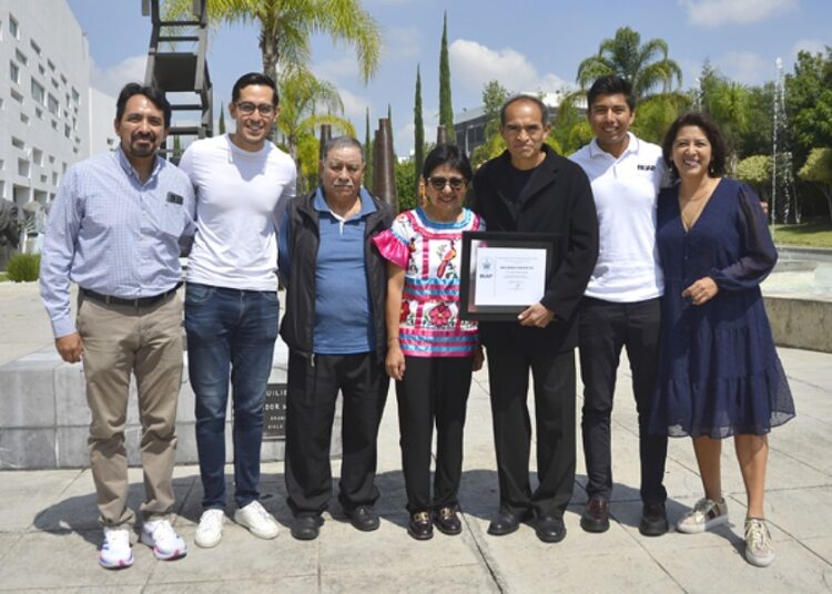 Medallista Sergio Jiménez recibe reconocimiento por su alma máter, BUAP