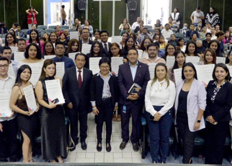 Lilia Cedillo entrega Premio Ceneval al Desempeño de Excelencia-EGEL