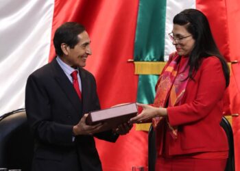 Diputados reciben último paquete económico de AMLO 