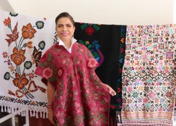 Olivia Salomón sostiene encuentros en Hueyapan y Teziutlán