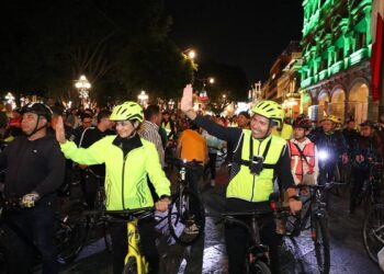 Familias disfrutaron del Paseo Ciclista Nocturno del Ayuntamiento de Puebla