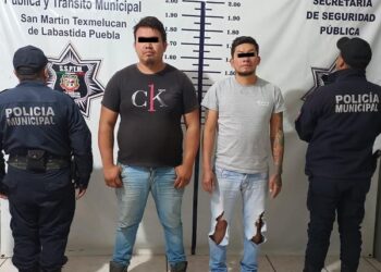 Policía de Texmelucan, asegura a dos masculinos por daño en propiedad ajena