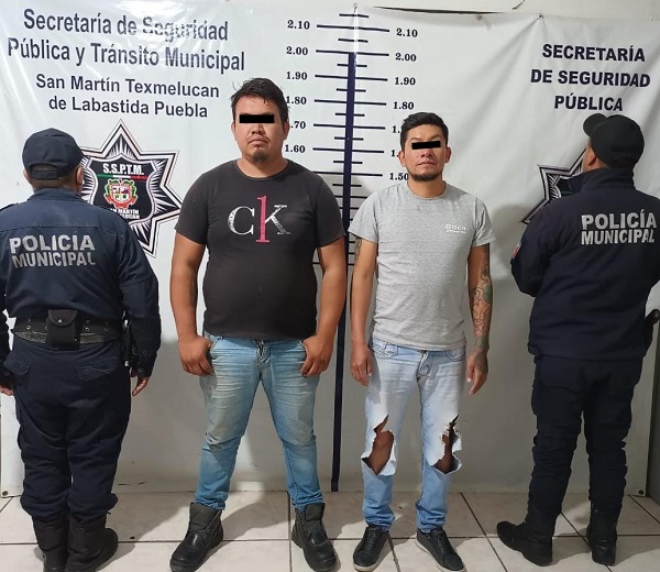 Policía de Texmelucan, asegura a dos masculinos por daño en propiedad ajena