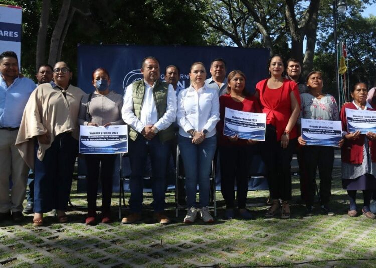 Paola Angón entrega 650 calentadores solares del programa Vivienda y Familia